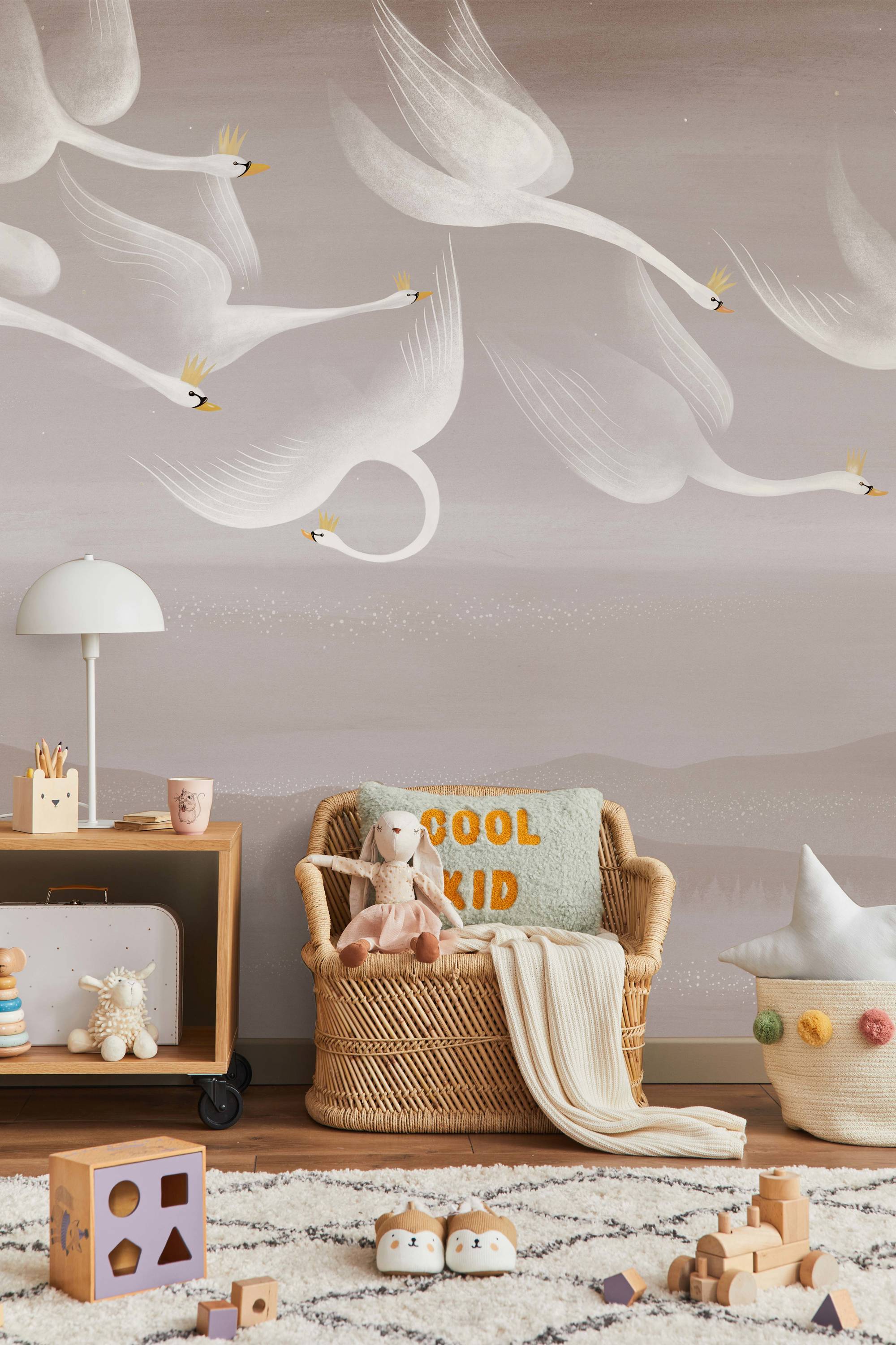 Dormitorio infantil con papel pintado de cisnes.