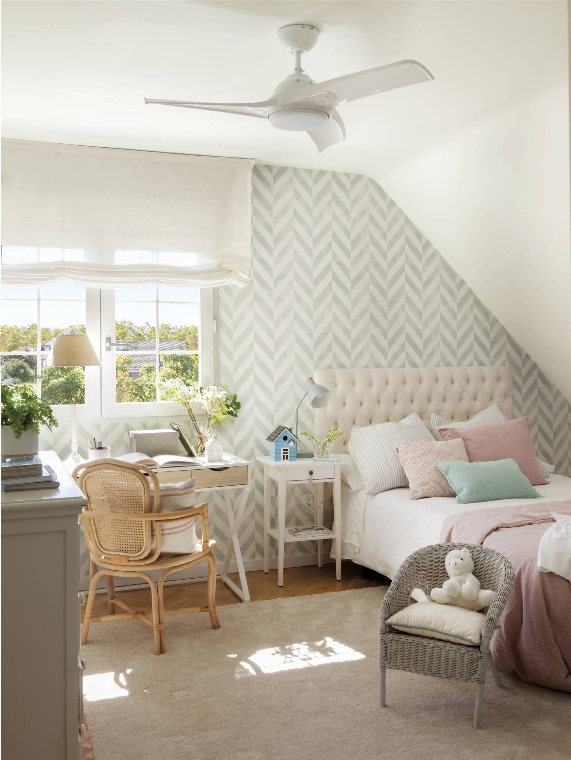 Dormitorio infantil con papel pintado geome´trico azul y blanco 00538307