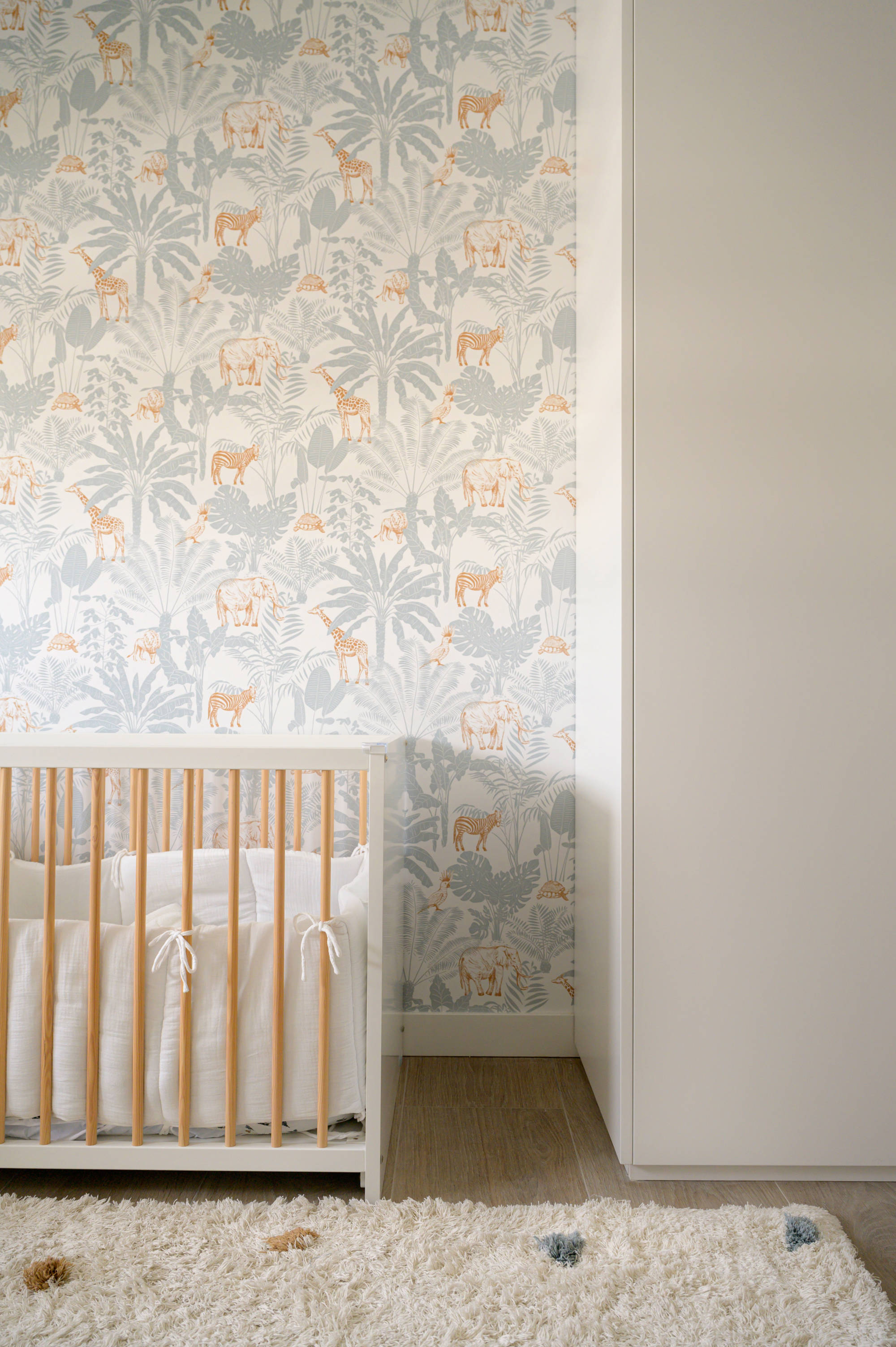 Dormitorio infantil con papel pintado en pared.