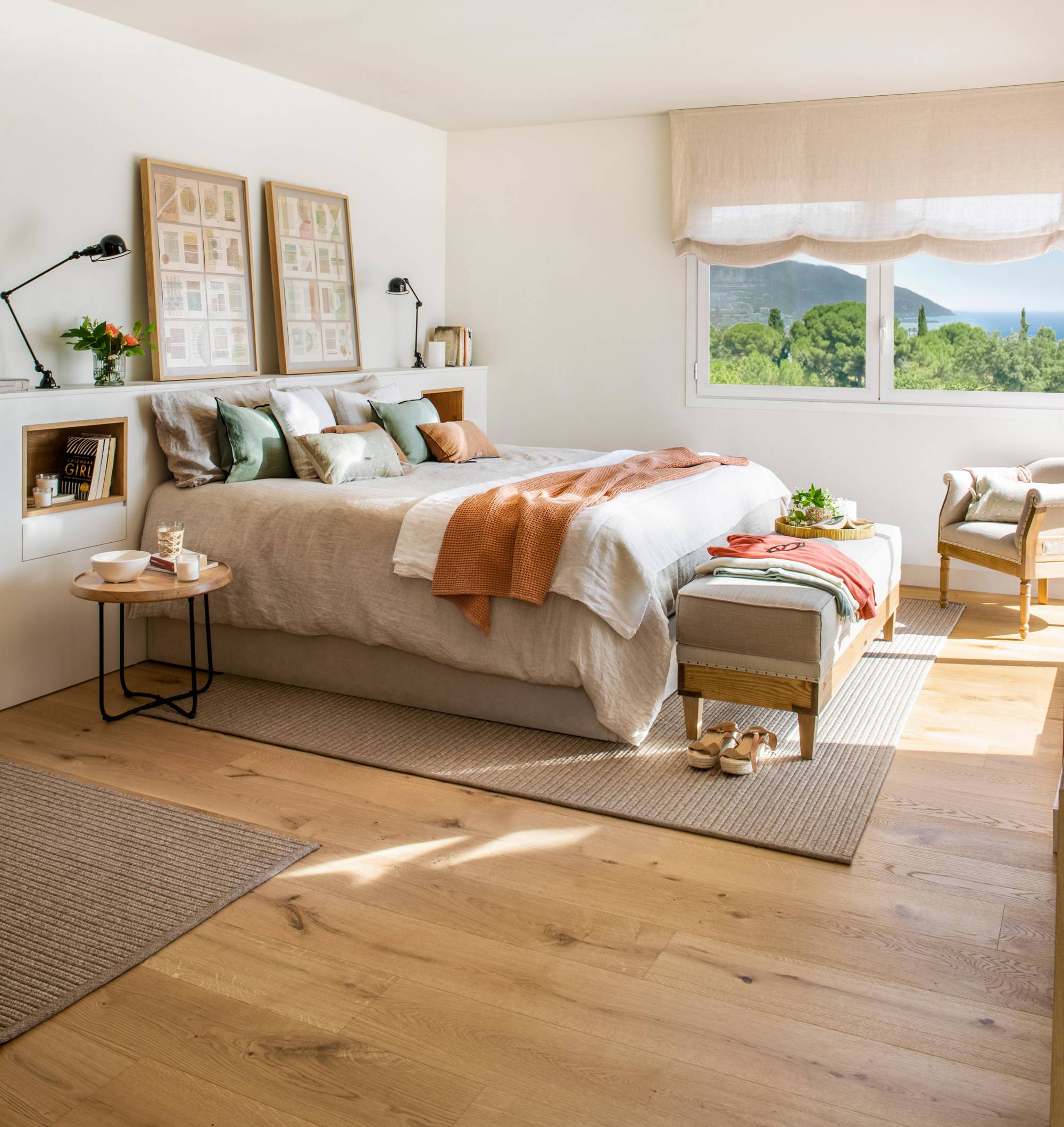 Dormitorio con suelo de madera con vetas.
