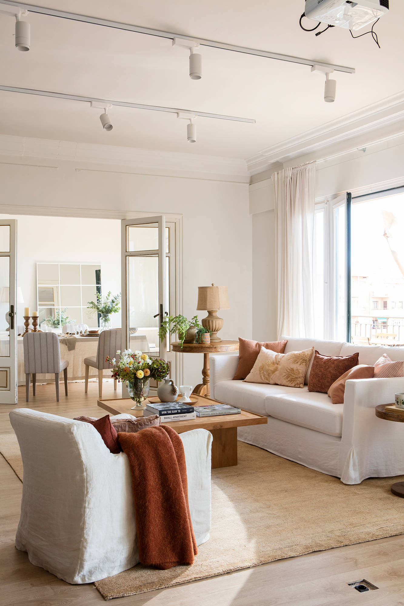 Salón con sofá en blanco y alfombra de fibra