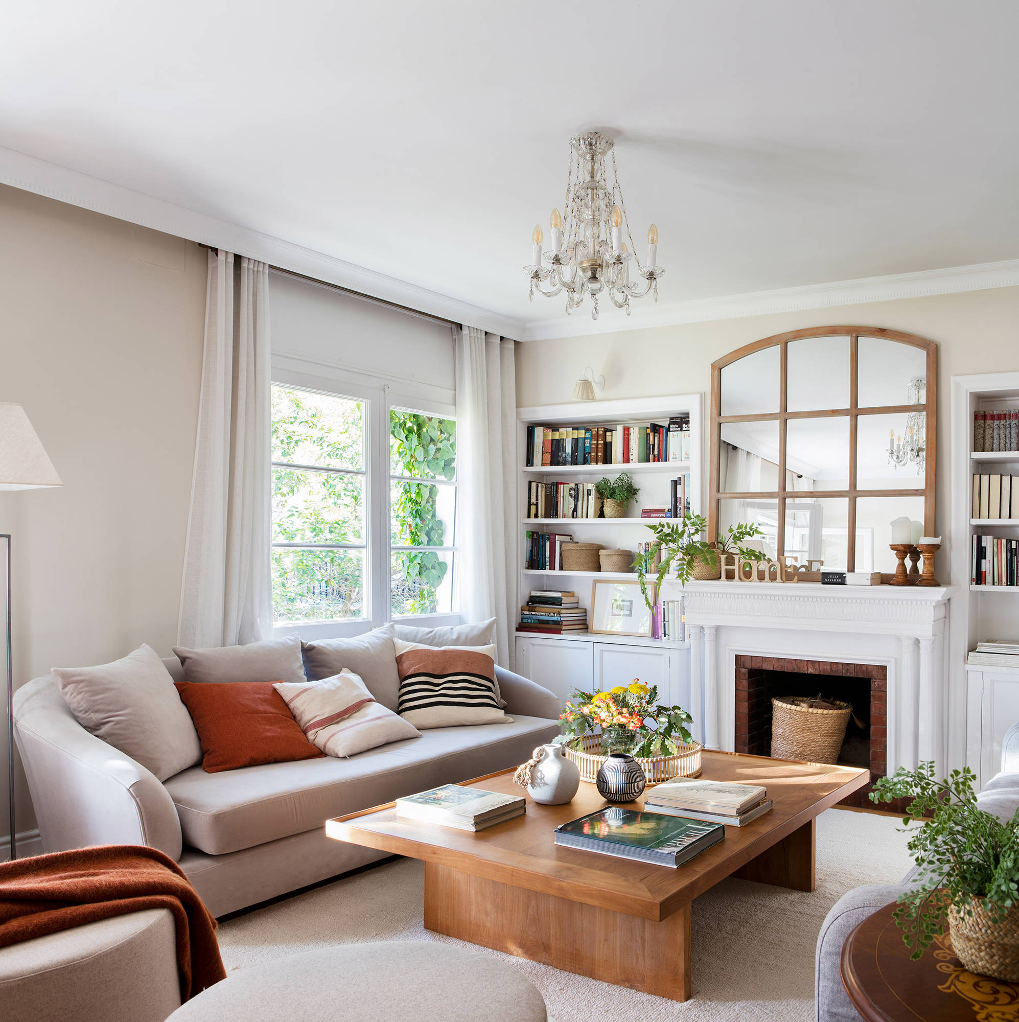 Salón de estilo clasico con sofá de diseño curvo