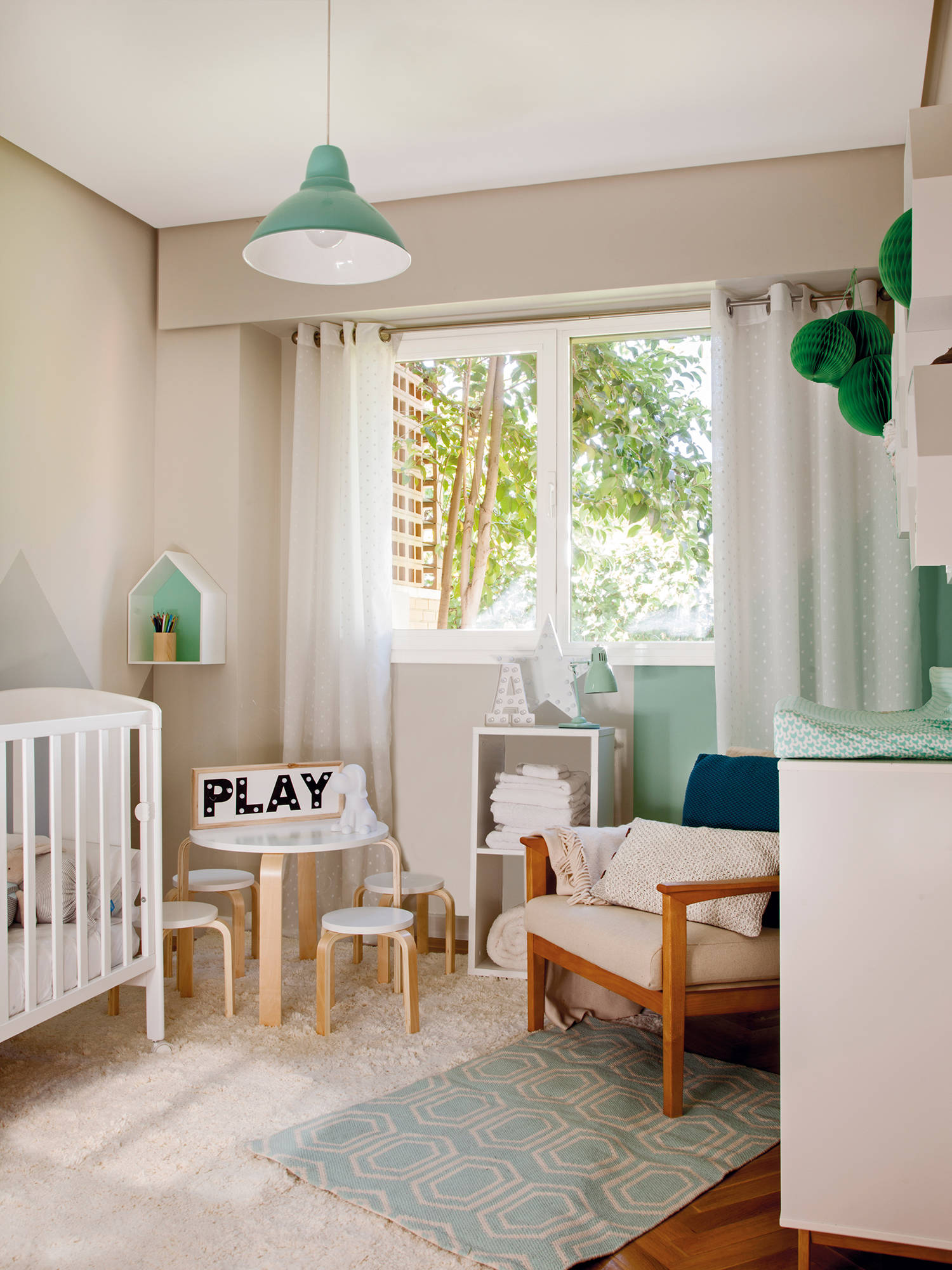 Dormitorio de bebé con muebles en blanco y detalles en verde mint. 00458716b