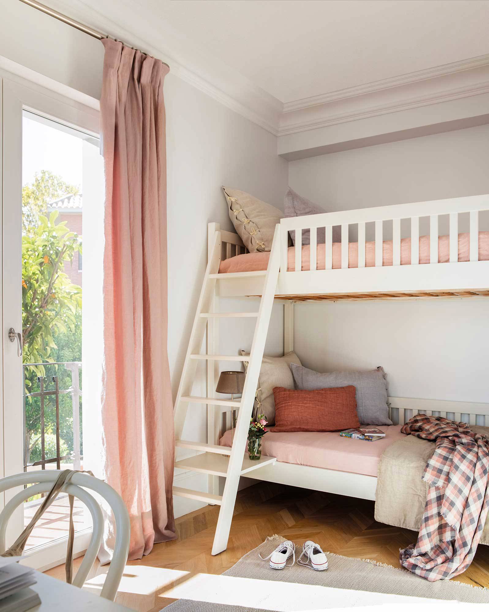 Dormitorio infantil con litera y cortinas en rosa. 00498704