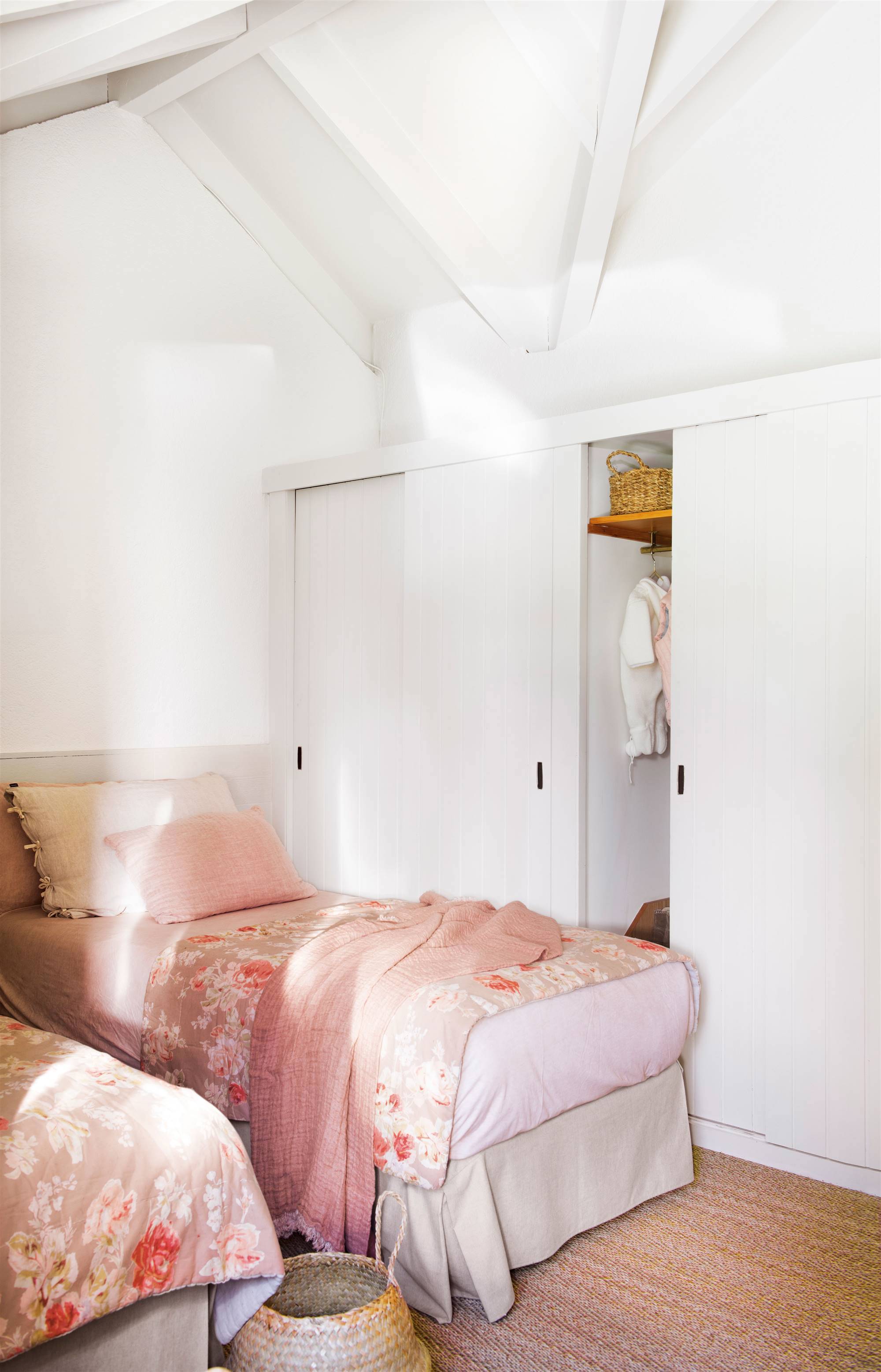 Dormitorio infantil con armarios empotrados con puertas correderas. 
