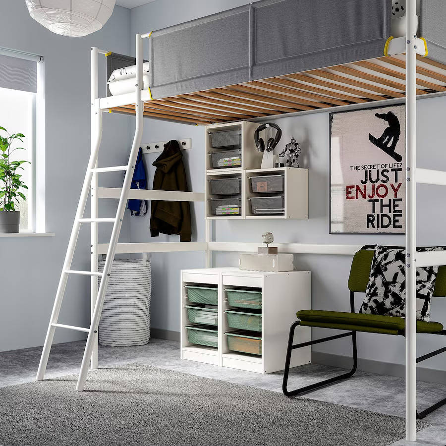 dormitorio juvenil IKEA con cama alta VITVAL y almacenaje trofast