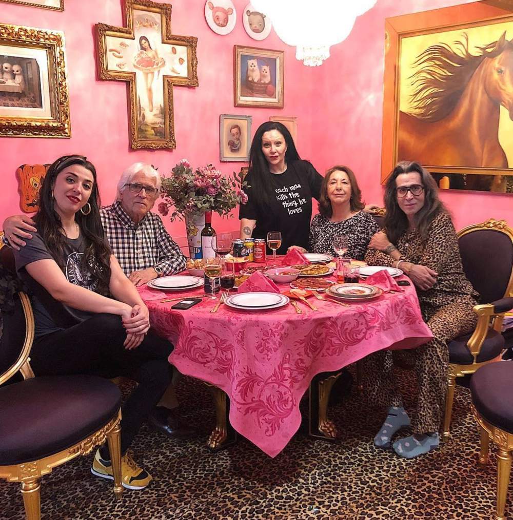 Alaska y Mario en su casa Rosa comiendo con su familia