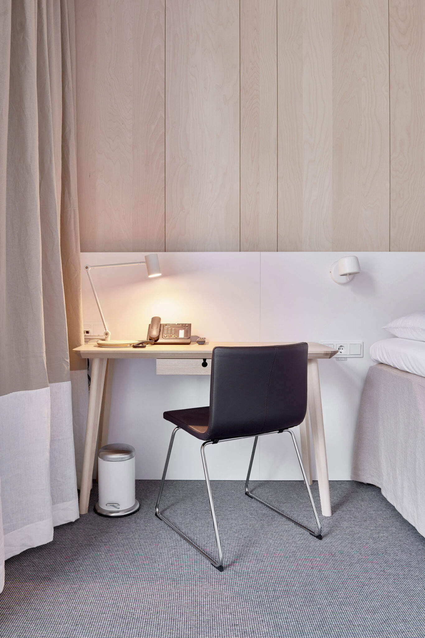 Escritorio de la habitación doble del hotel de IKEA en Suecia