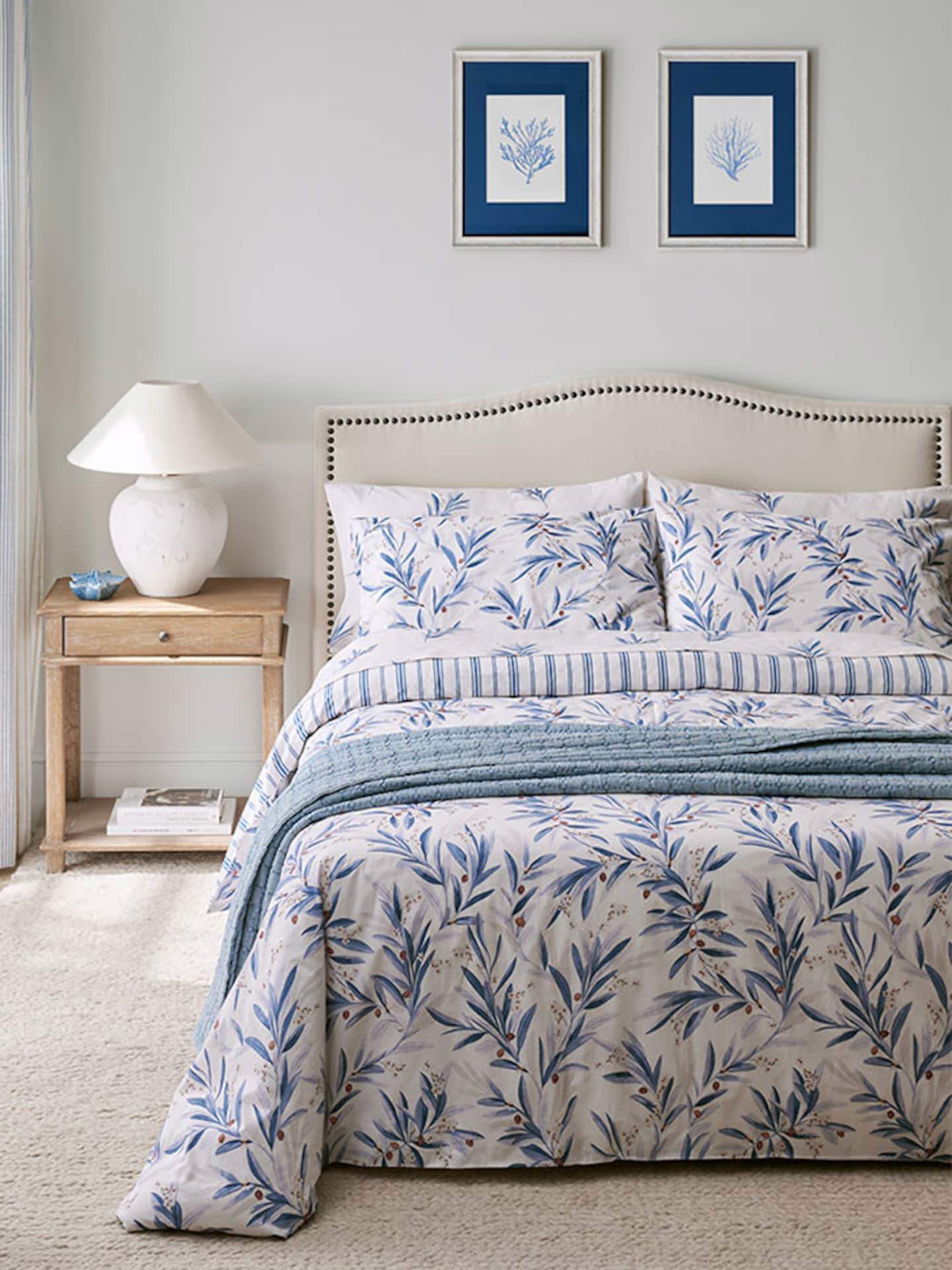 Dormitorio con ropa de cama azul. 