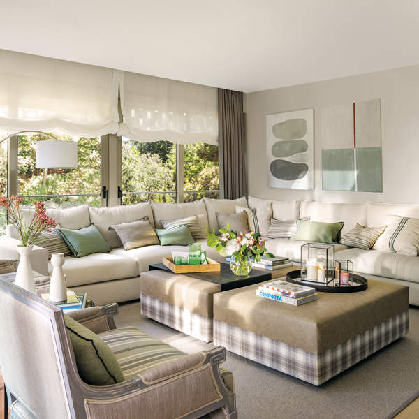 Un sofá rinconera, un mueble divisor y la elegancia del gris: la interiorista Pia Capdevila nos enseña el cambio de un salón/ VÍDEO Y FOTOS