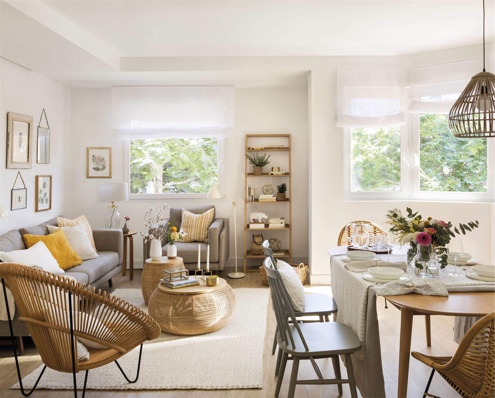 Salón con muebles de madera y tapicerías de color gris.