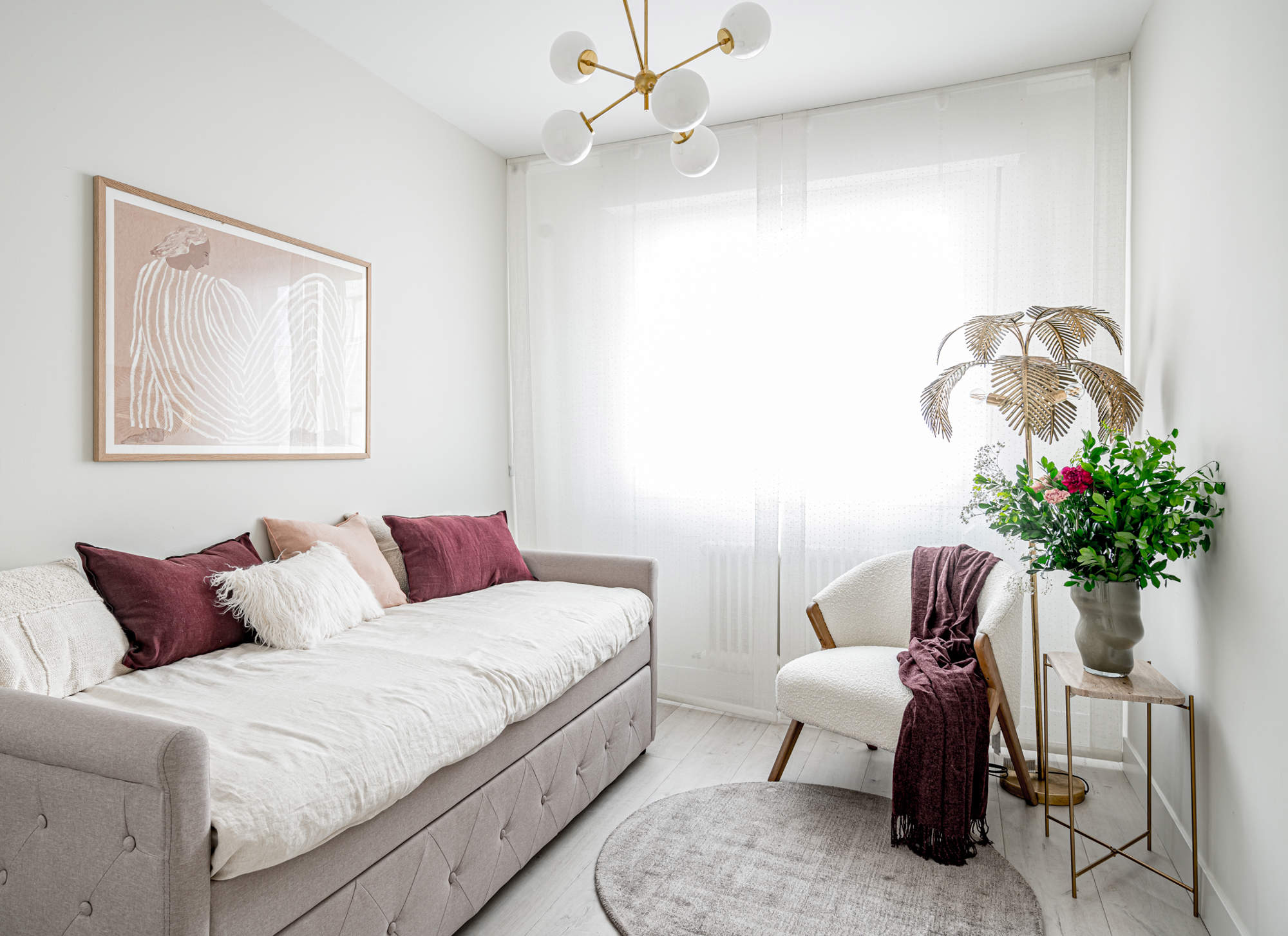 Dormitorio con muebles en gris elegantes y lámpara de techo
