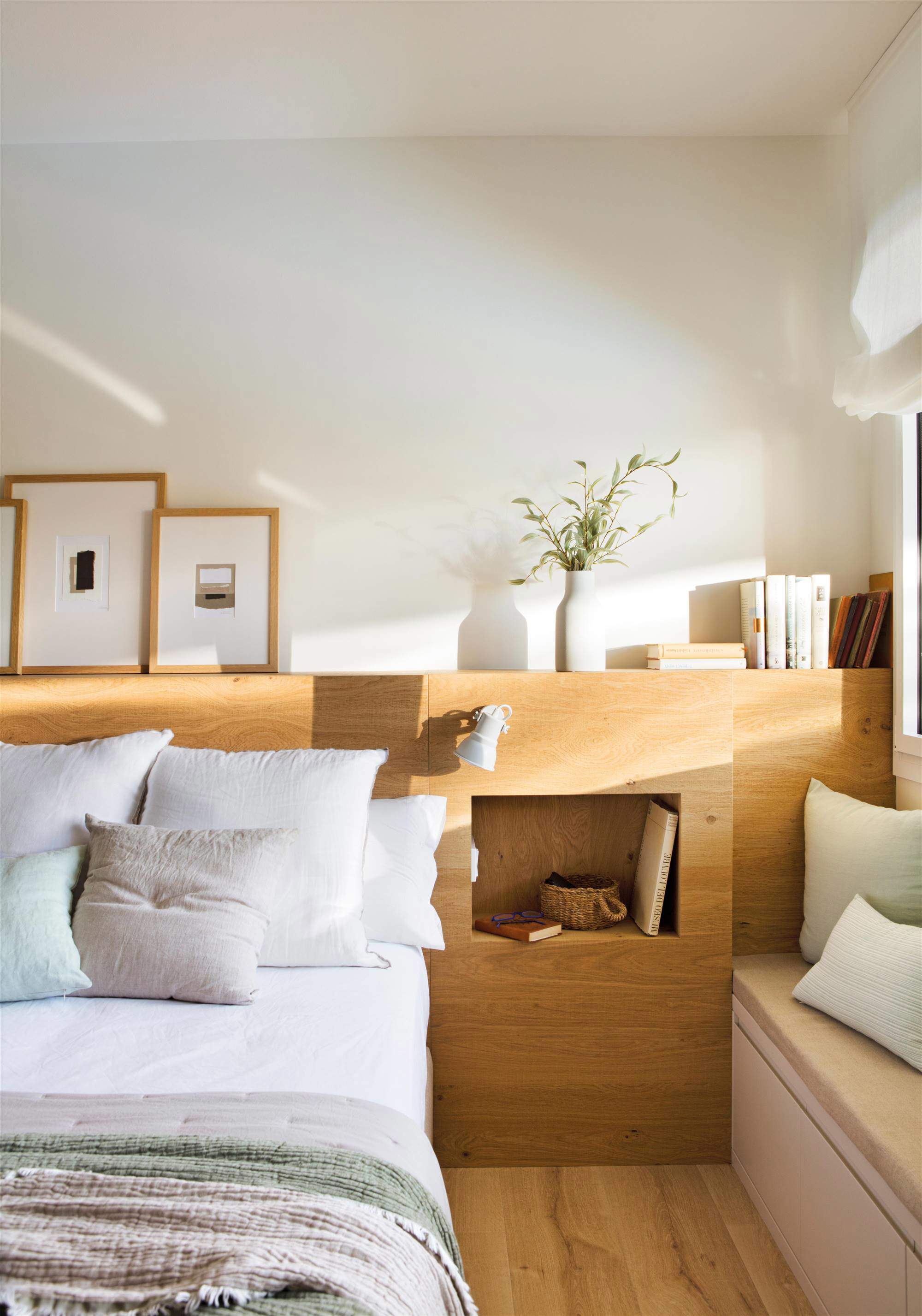Dormitorio con cabecero a medida de madera con hornacina diseño de Marta Tobella. 00530364