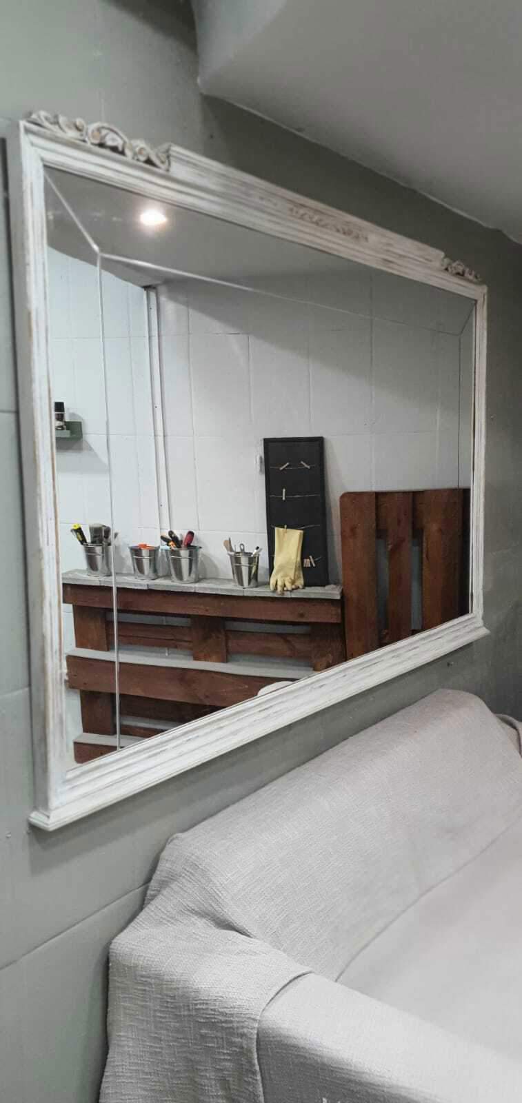 Espejo restaurando en blanco con marco de madera de roble
