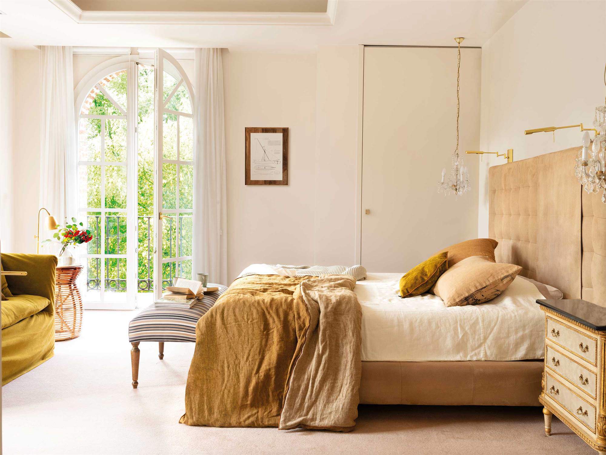 Dormitorio minimalista con cabecero tapizado. 