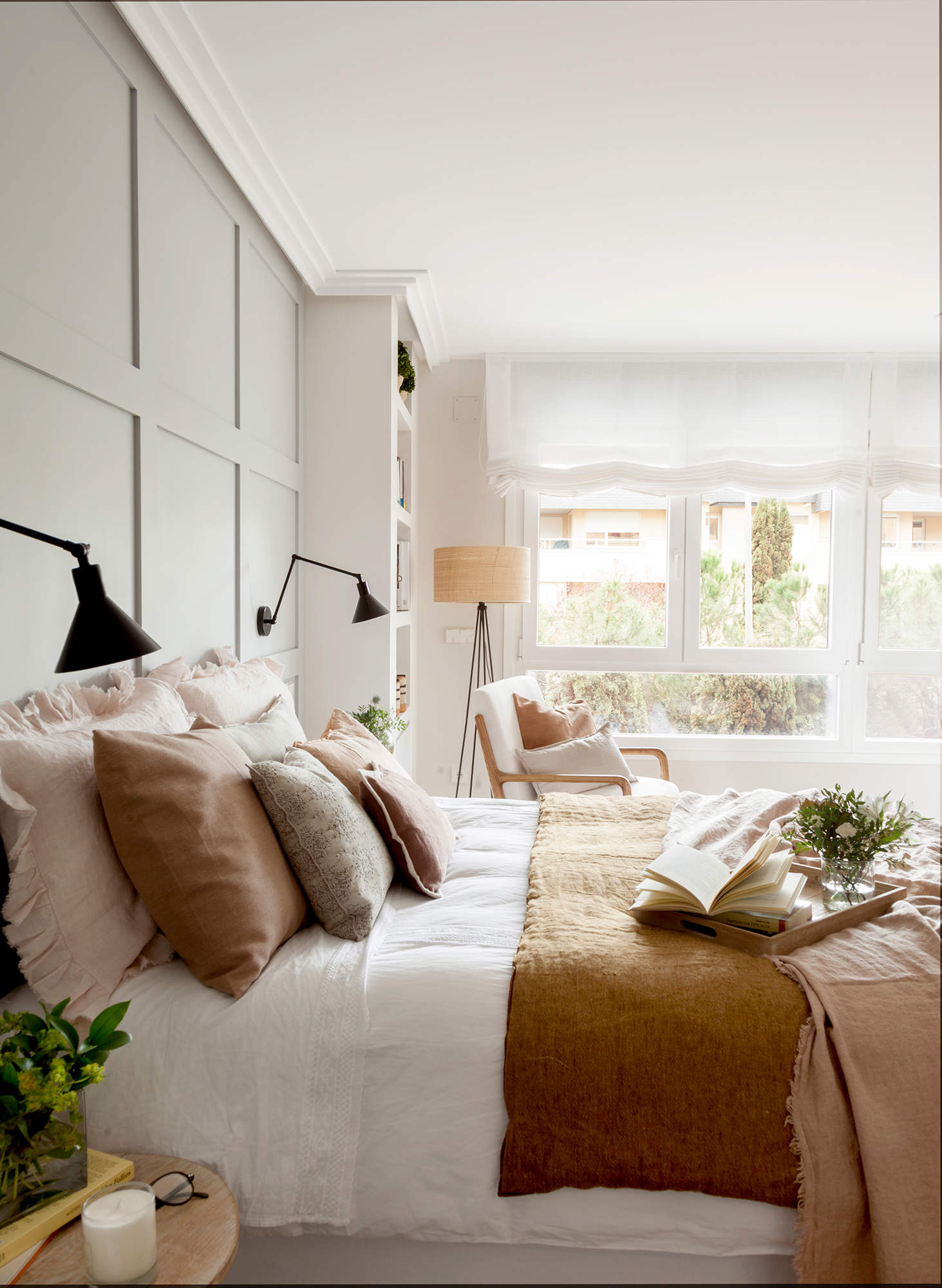Dormitorio con pared decorada con molduras