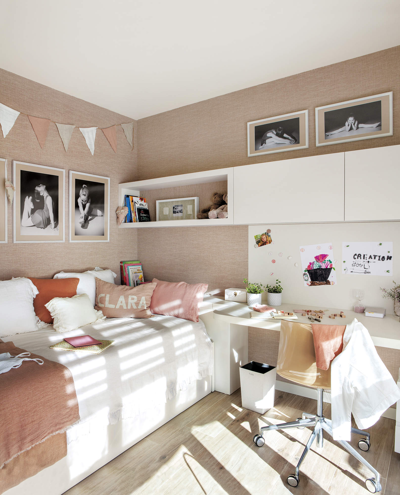 Dormitorio juvenil con cama blanca papel pintado y escritorio.