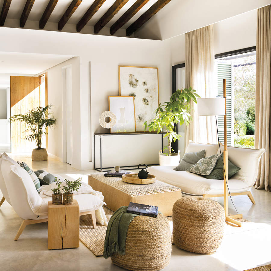 Una casa en Mallorca relajada y fresca con vigas de madera.