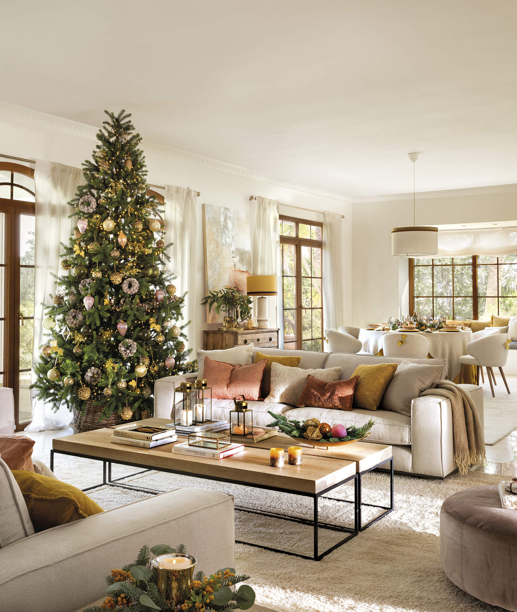 Salón con sofá, alfombra y árbol de Navidad