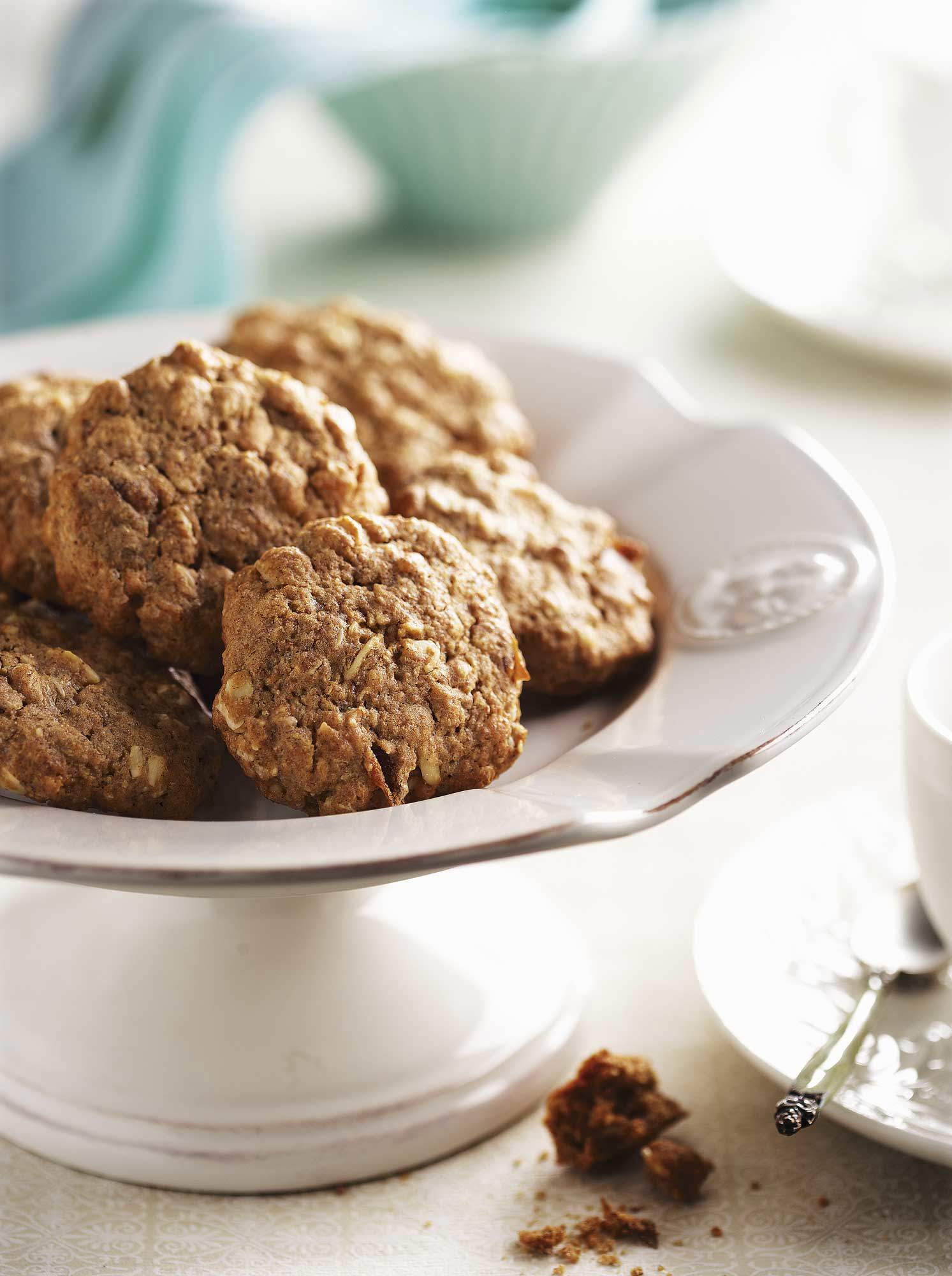 Desayunos saludables: galletas integrales de avena, dátiles y nueces.
