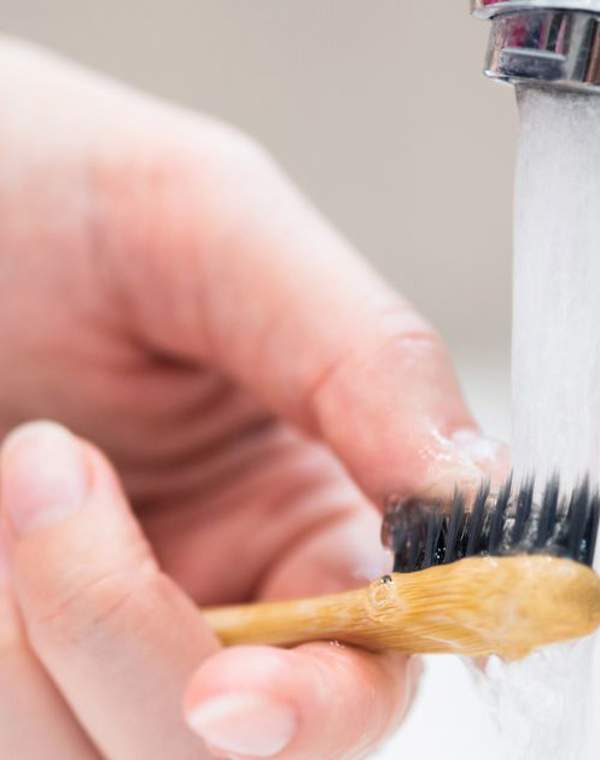 Por qué cada vez más gente está poniendo el cepillo de dientes en la lavadora