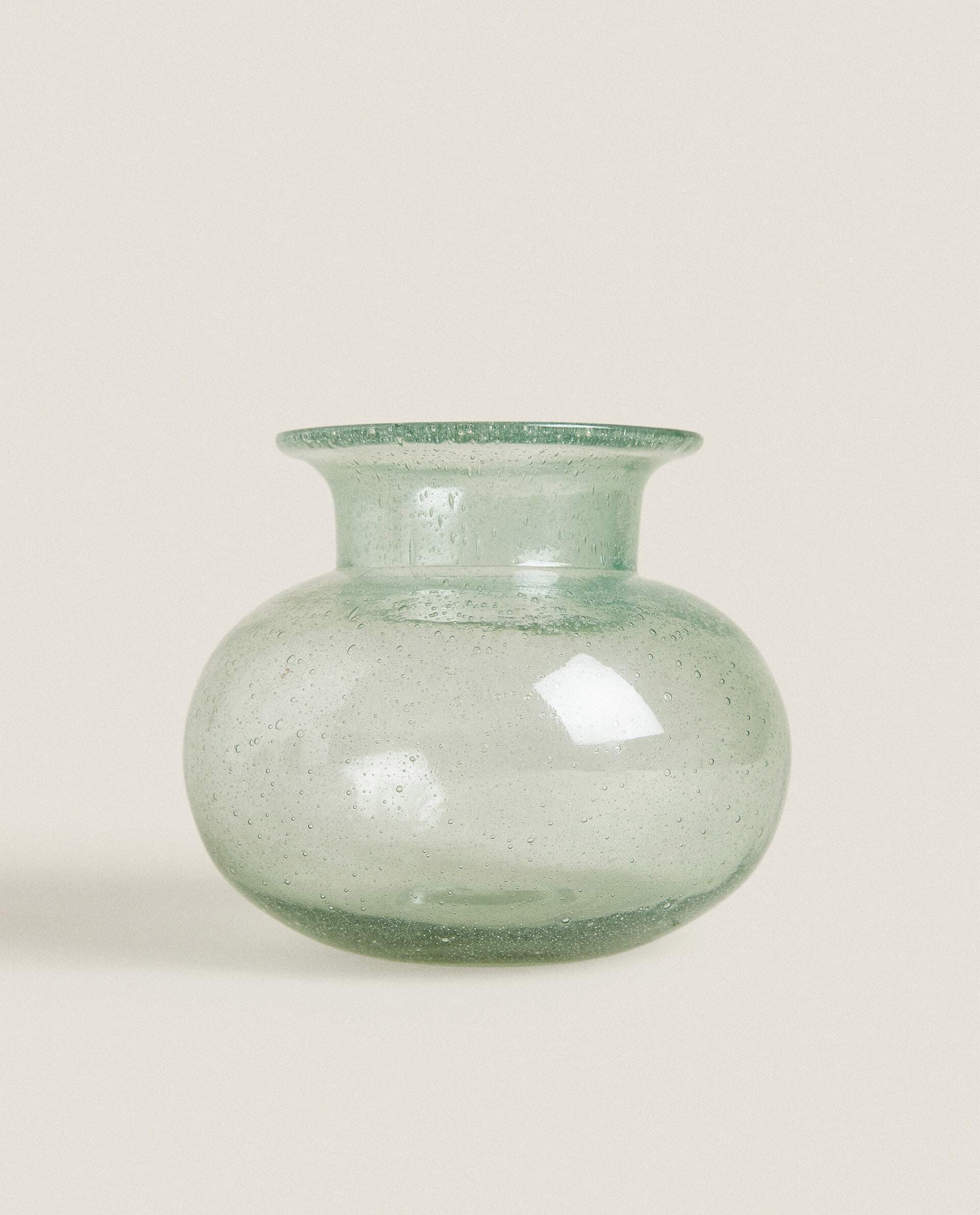 Un jarroncito de vidrio verde