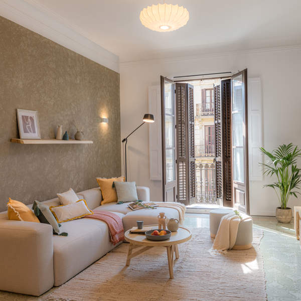 Este piso pequeño y estiloso tiene una TERRAZA alucinante con vistas a Barcelona y está decorado con muebles de Kave Home