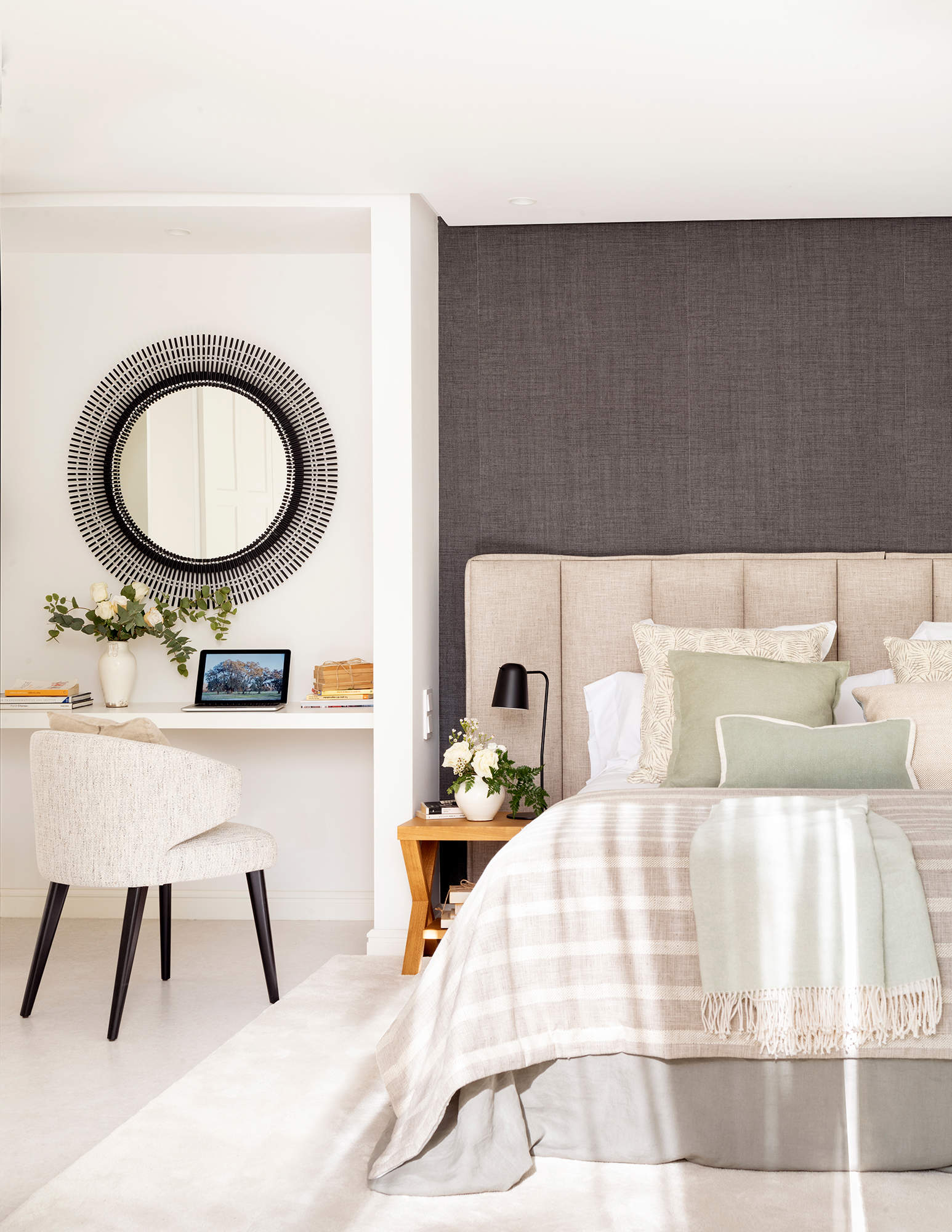 Dormitorio con paped empapelada en color gris.