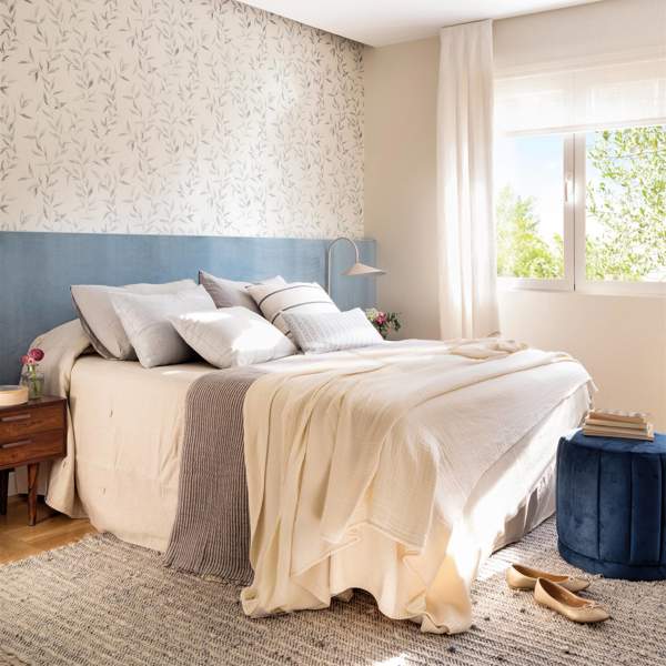 00544932 Dormitorio con cabecero azul y revestido papel pintado