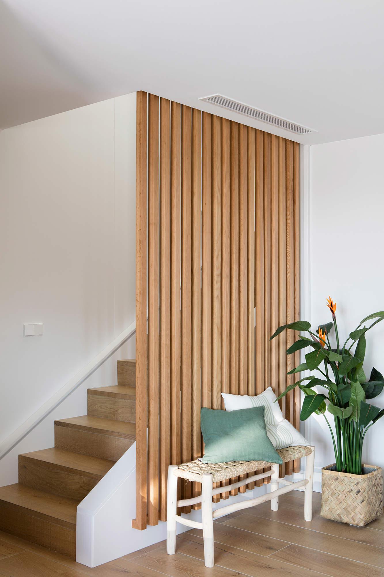 Panelar las paredes de tu hogar con paneles decorativos de madera