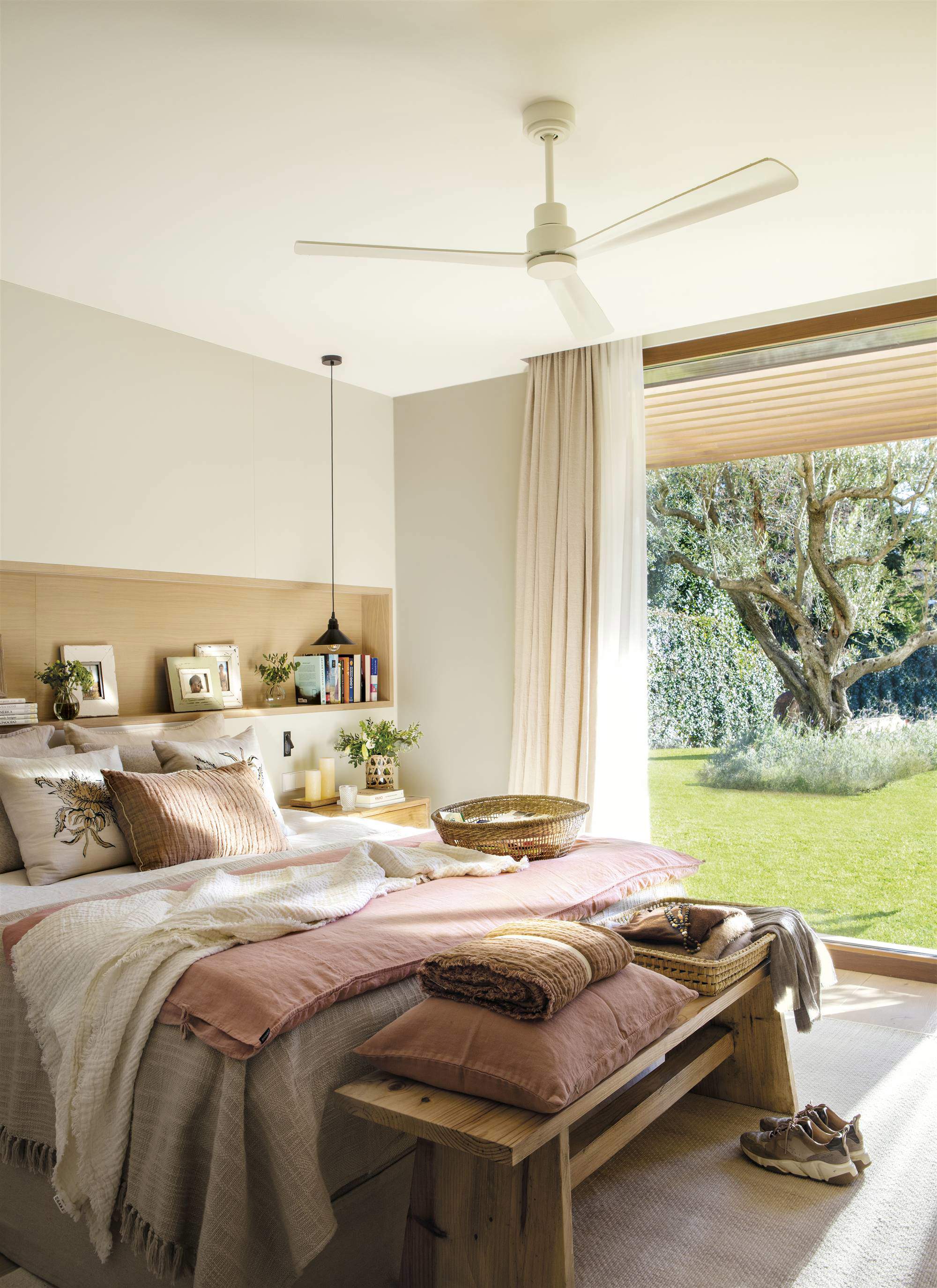 Dormitorio de verano moderno con cabecero en hornacina y ventilador de techo.