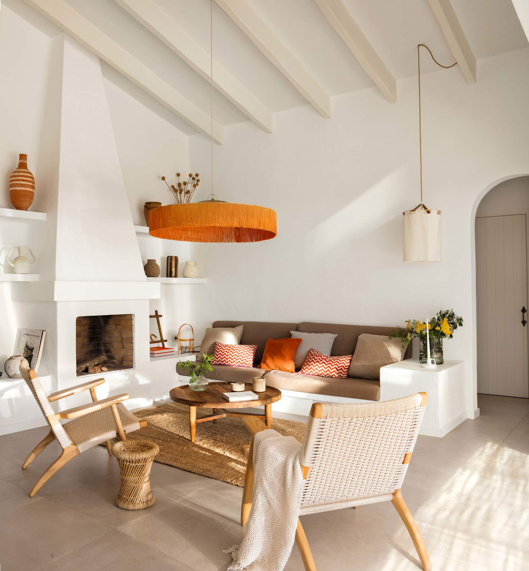 Salón minimalista con lámpara naranja. 