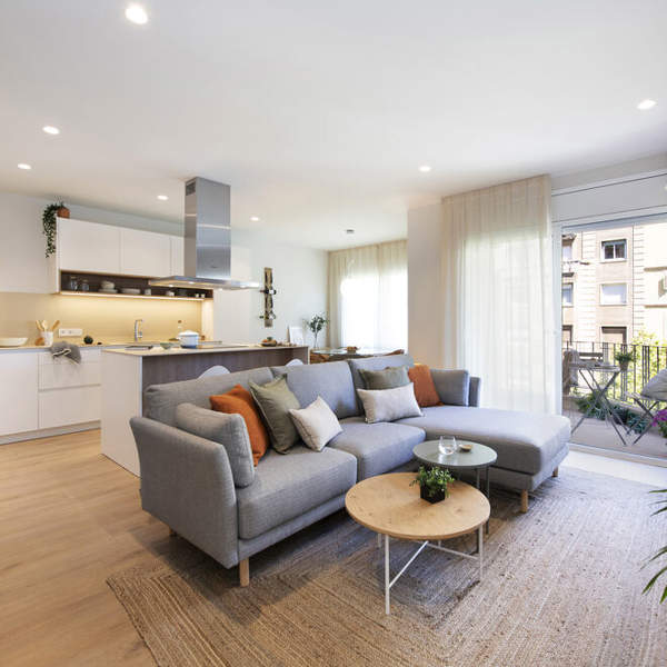 Antes y después: de piso desfasado tipo 'Cuéntame' a piso minimalista y súper moderno con una cocina abierta espectacular en Barcelona // CON VÍDEO