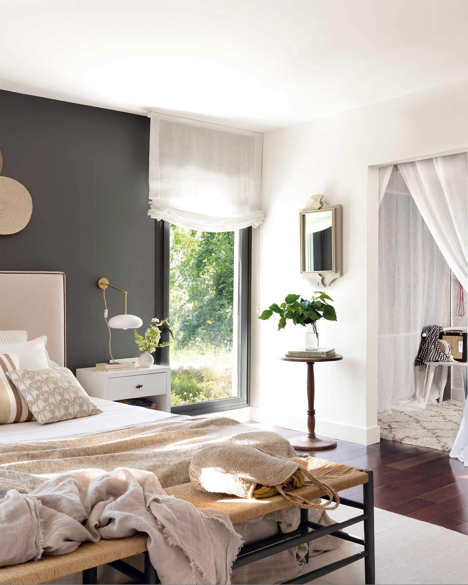 Dormitorio en tonos marrones claros de la casa de la interiorista Paula Duarte.