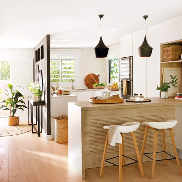 3 cocinas pequeñas modernas llenas de ideas: abierta, con barra en el pasillo o semiabierta con un panel acristalado, ¿cuál te gusta?
