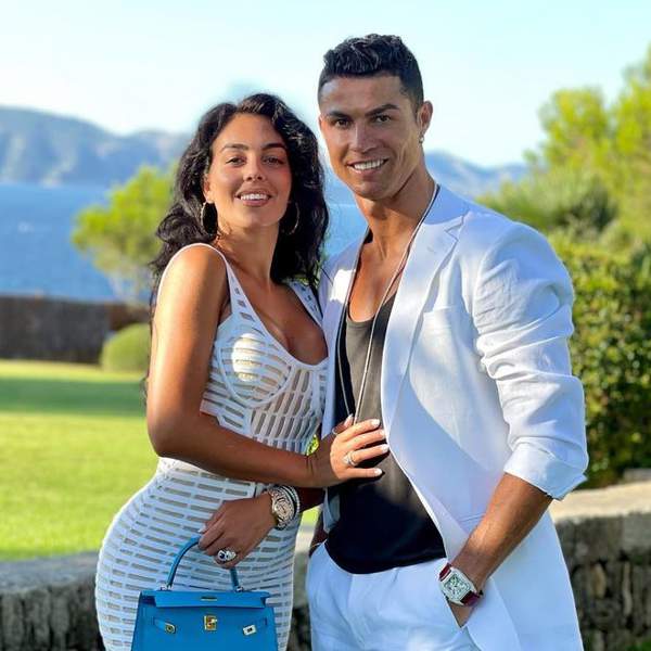 Copia el look en versión barata de la terracita de verano que se han montado Cristiano Ronaldo y Georgina Rodríguez en su yate de lujo (con tumbona y mesa pequeña)