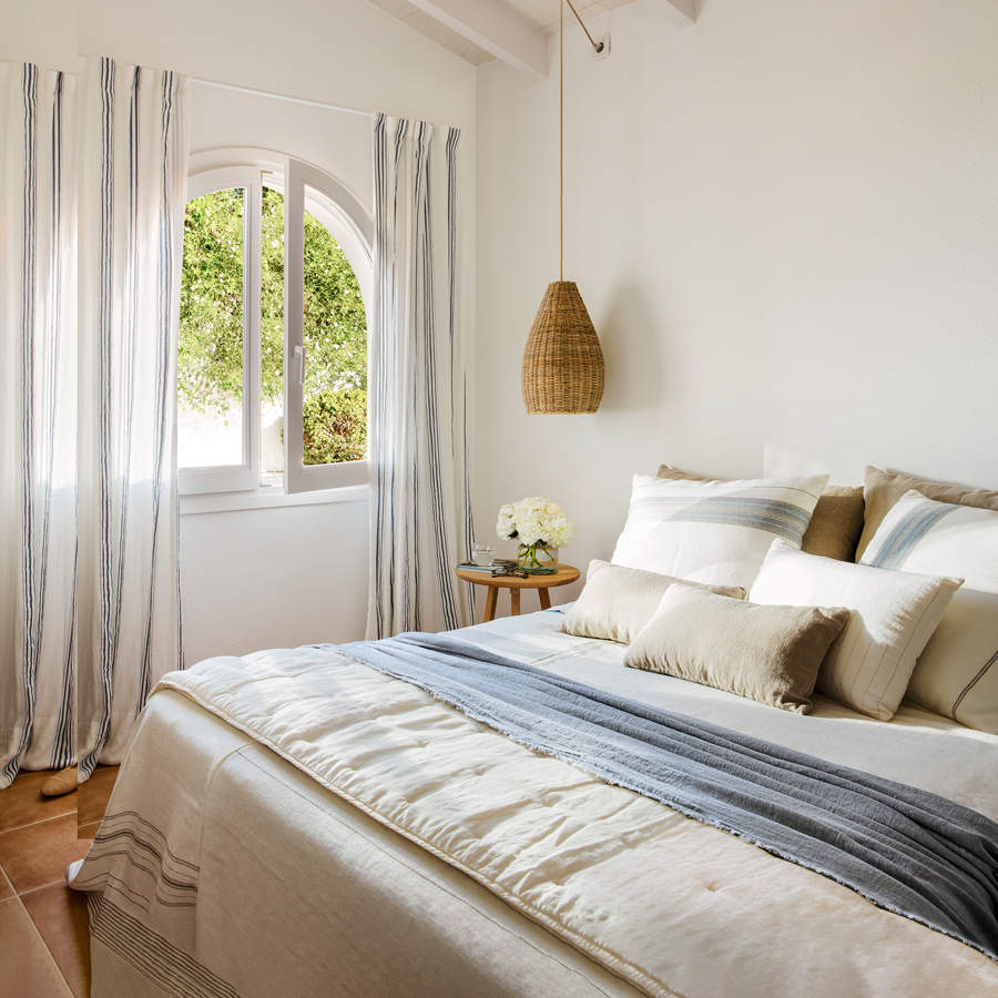 dormitorio decorado en tonos neutros y suaves