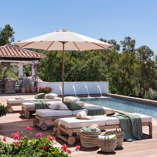 Decathlon rebaja la sombrilla de estilo tropical que convertirá tu terraza en un oasis playero: ligera, inclinable y no se vuela