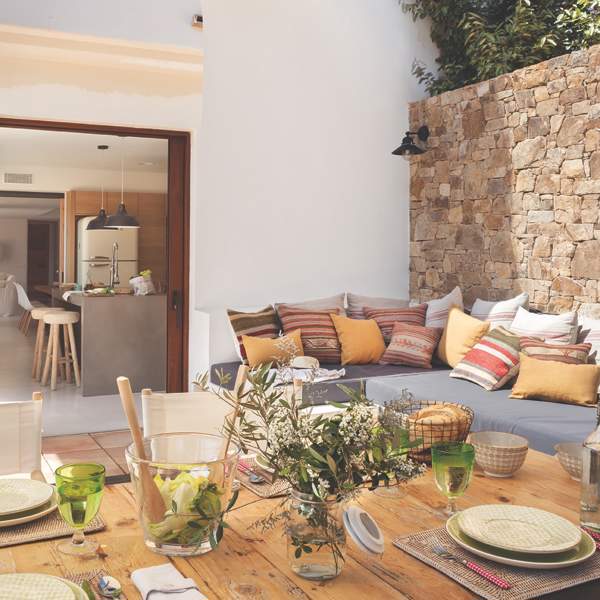 Una casa que parece un gran 'chill out': tiene terraza, piscina y una súper cocina con isla de microcemento perfecta para vivirla 