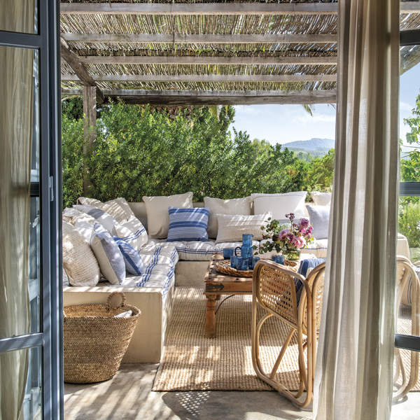 Nos enamoramos de 'La Gitana': la casa que era una parcela destartalada y ahora es de estilo minimalista cálido. Un sueño mediterráneo en un pueblecito de la Costa Brava // CON VÍDEO