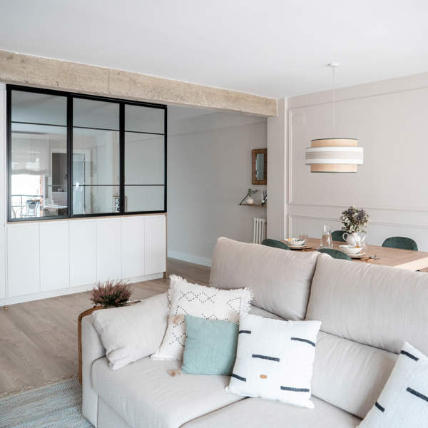 Antes y después: de piso anticuado y sin estilo a pisazo rústico-moderno con cocina abierta, toques de color y un gran dormitorio en suite en Bilbao