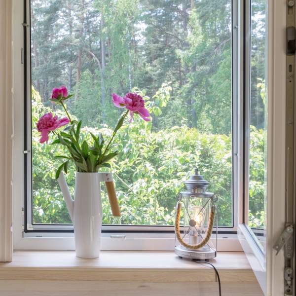 ¿Cansado de los mosquitos? Estas son las claves para instalar la mejor mosquitera en casa según tus ventanas y otras necesidades