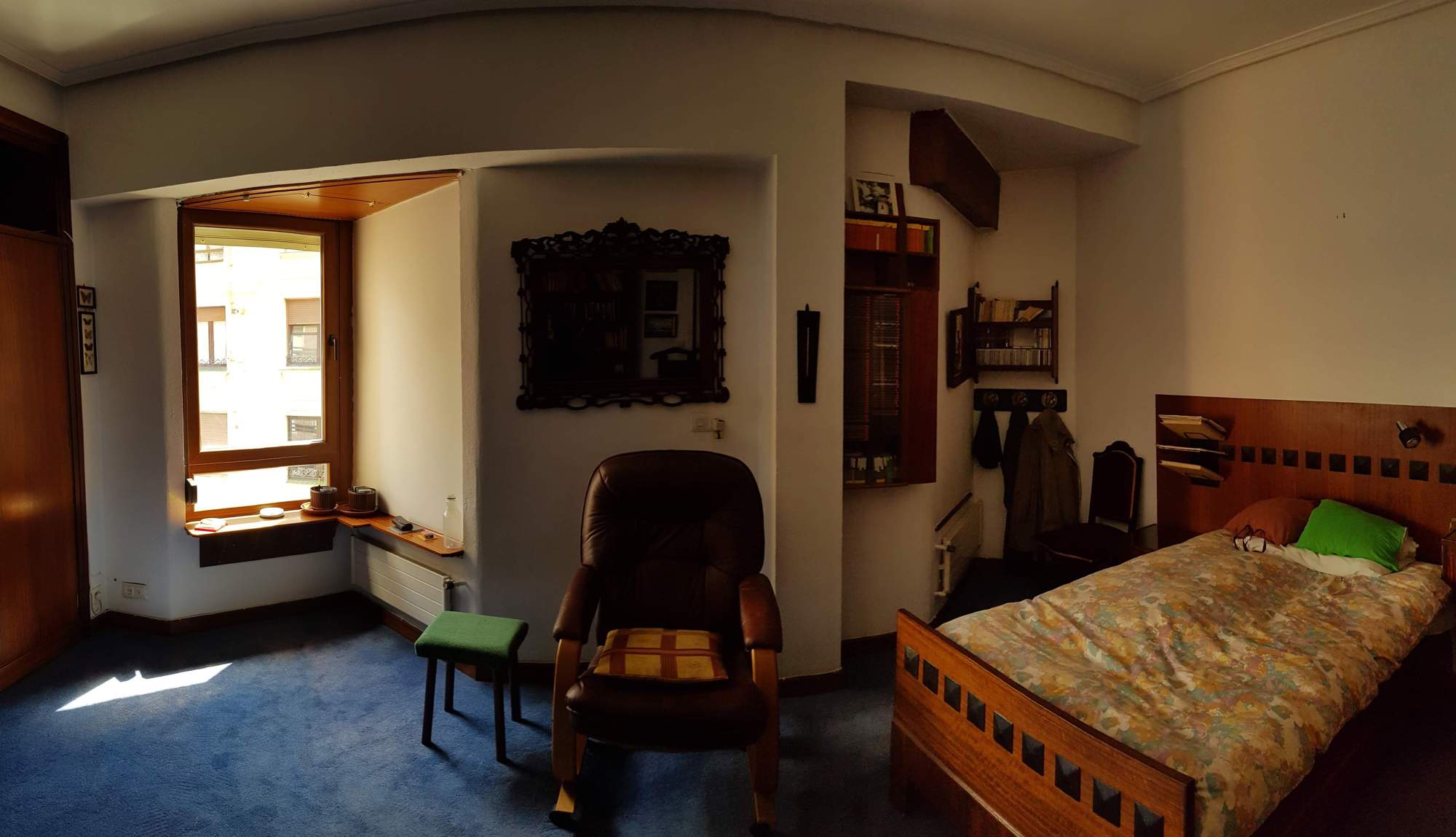 Dormitorio viejo y sin estilo.