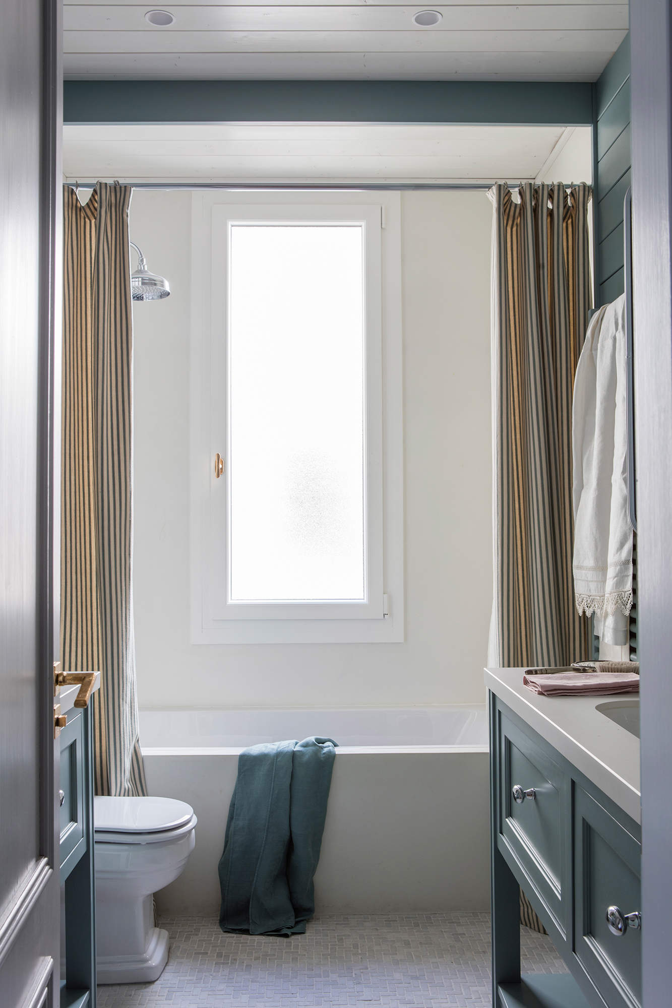 Baño con bañera con cortina, decorado en color gris.