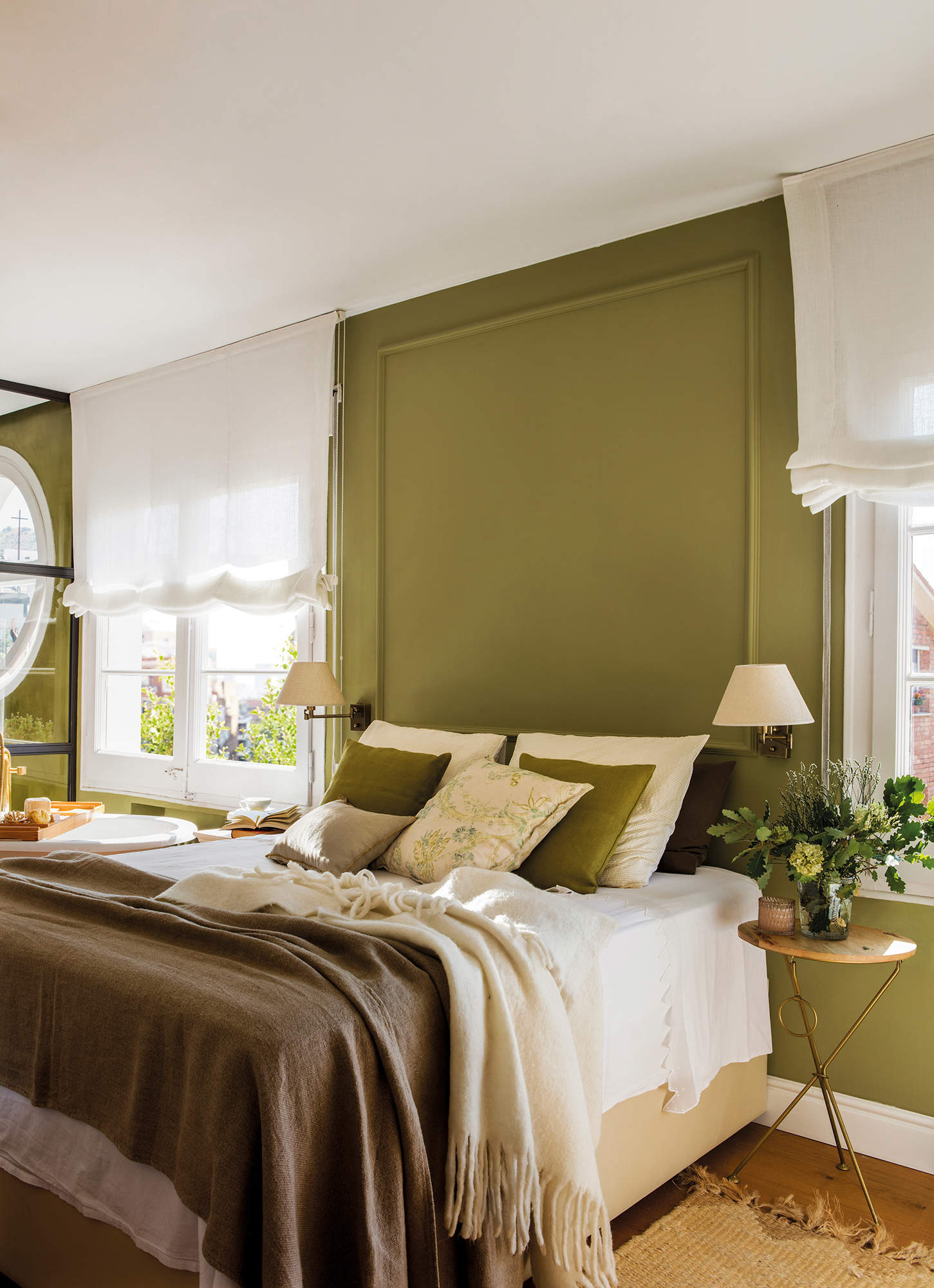 Dormitorio con paredes pintadas en color verde.