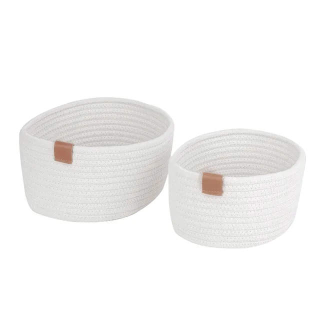 Dos cestas blancas de diferentes tamaños.