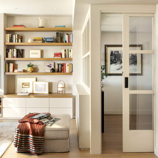 Un piso pequeño donde en cada rincón hay una solución: más espacio, más luz y más estilo con muebles prácticos y geniales 