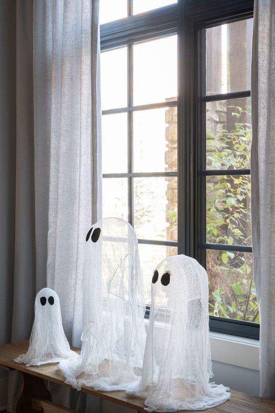 Fantasmas hechos a mano DIY para decorar la casa de Halloween.