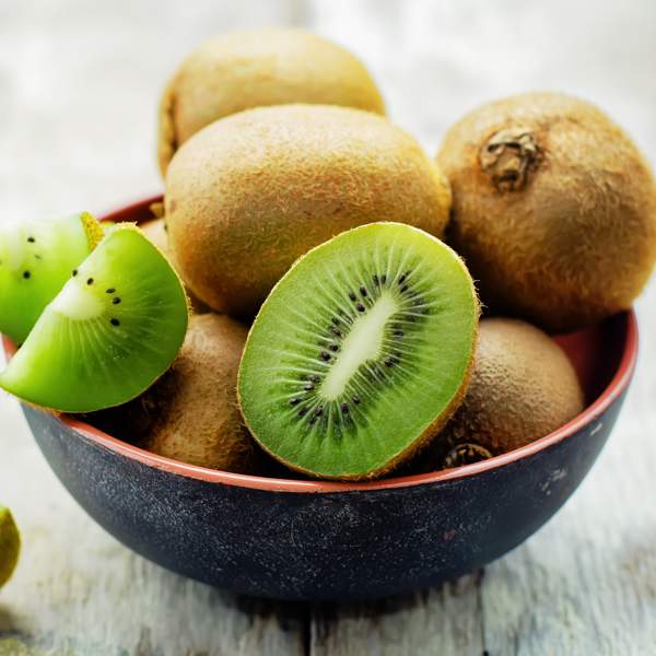 5 frutas que tienen más fibra que el kiwi que deberías desayunar a diario para deshincharte y combatir el estreñimiento 