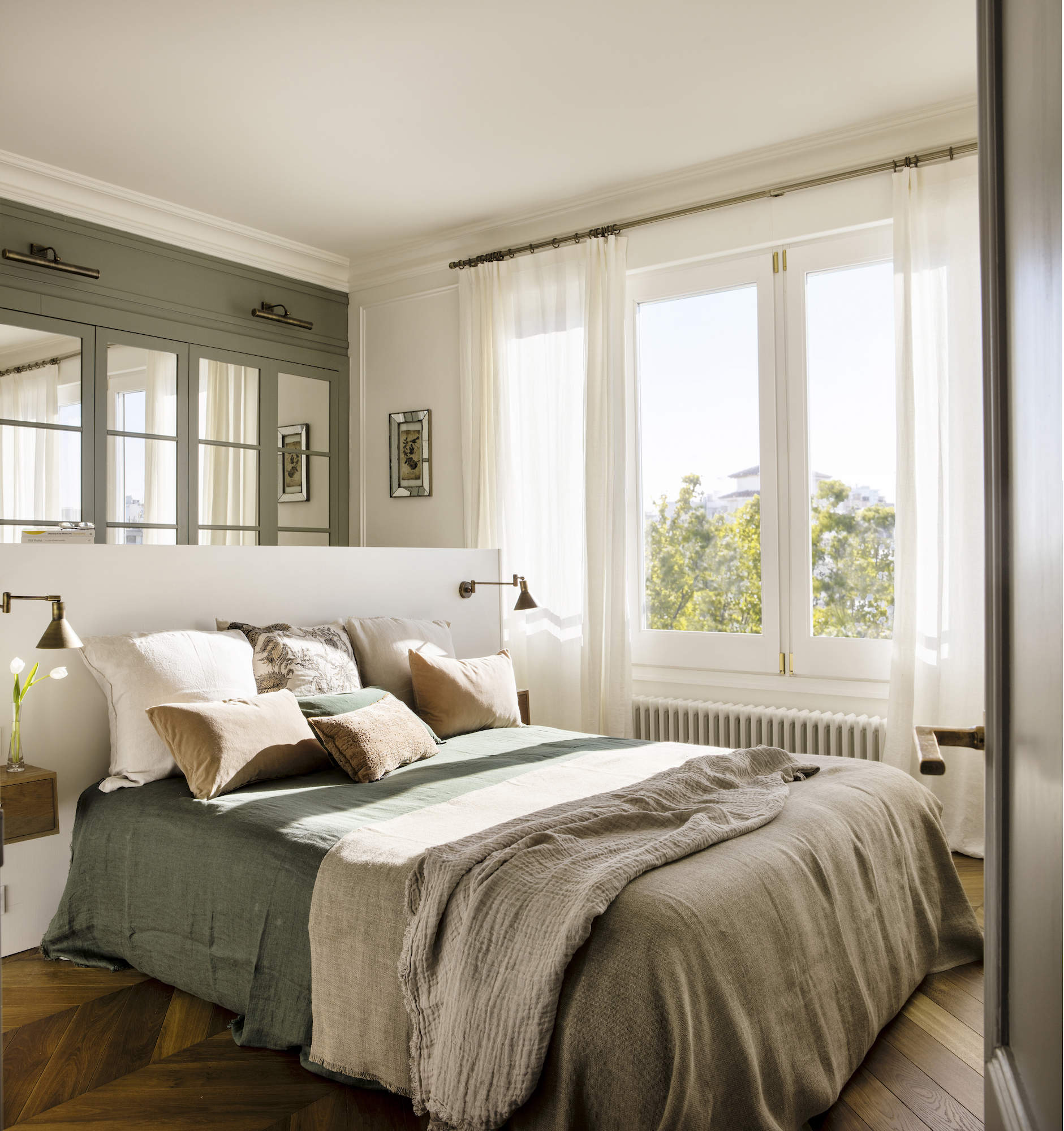 Dormitorio con carpintería verde. 